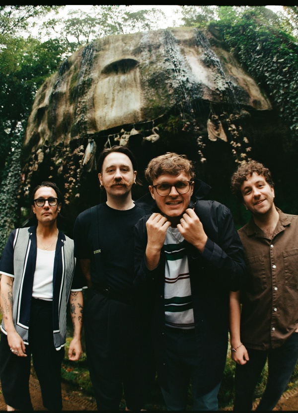 Band, 4 men standing next to eachother